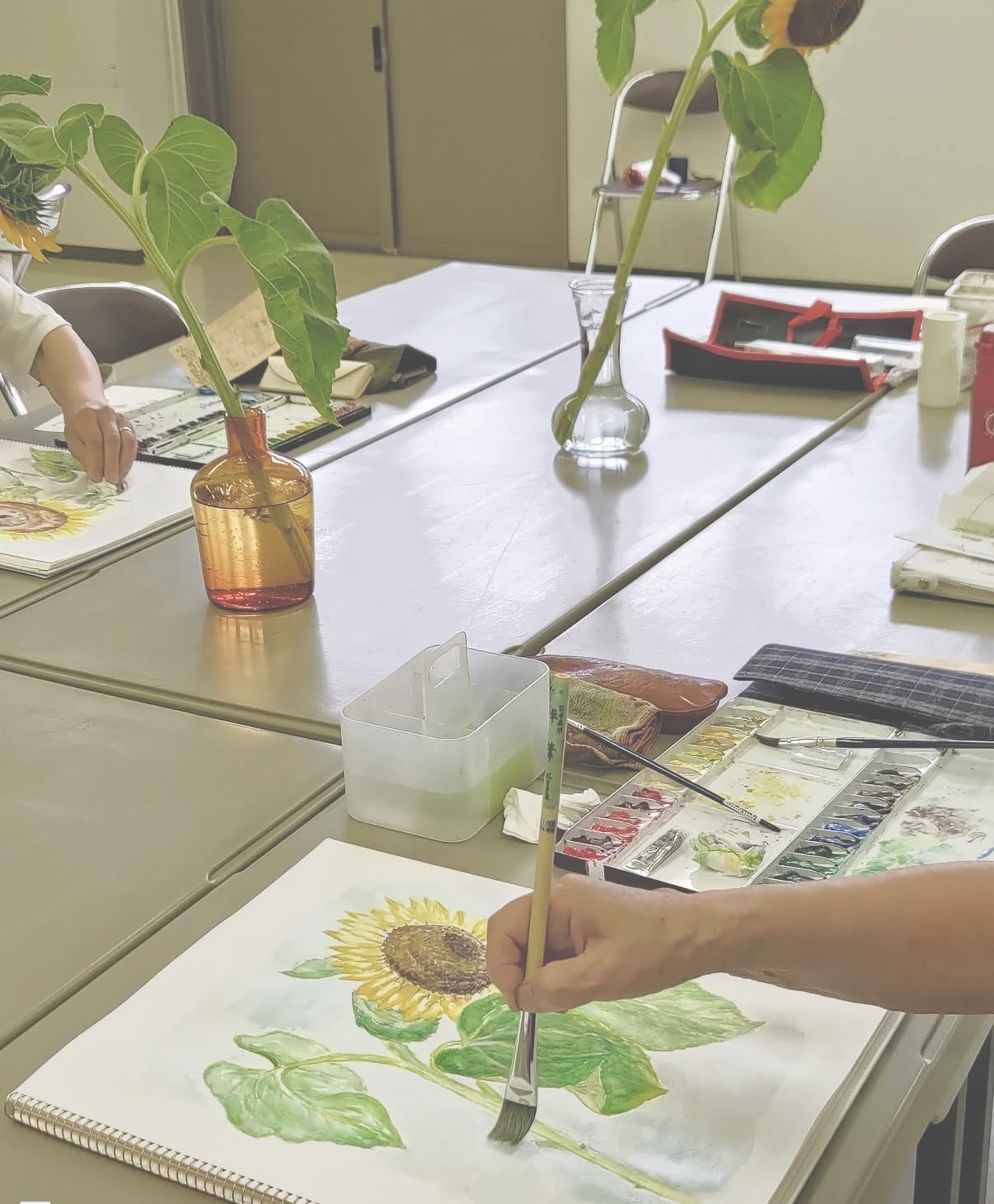 遊心水彩画教室(岩国)の様子:ひまわりを描く手元