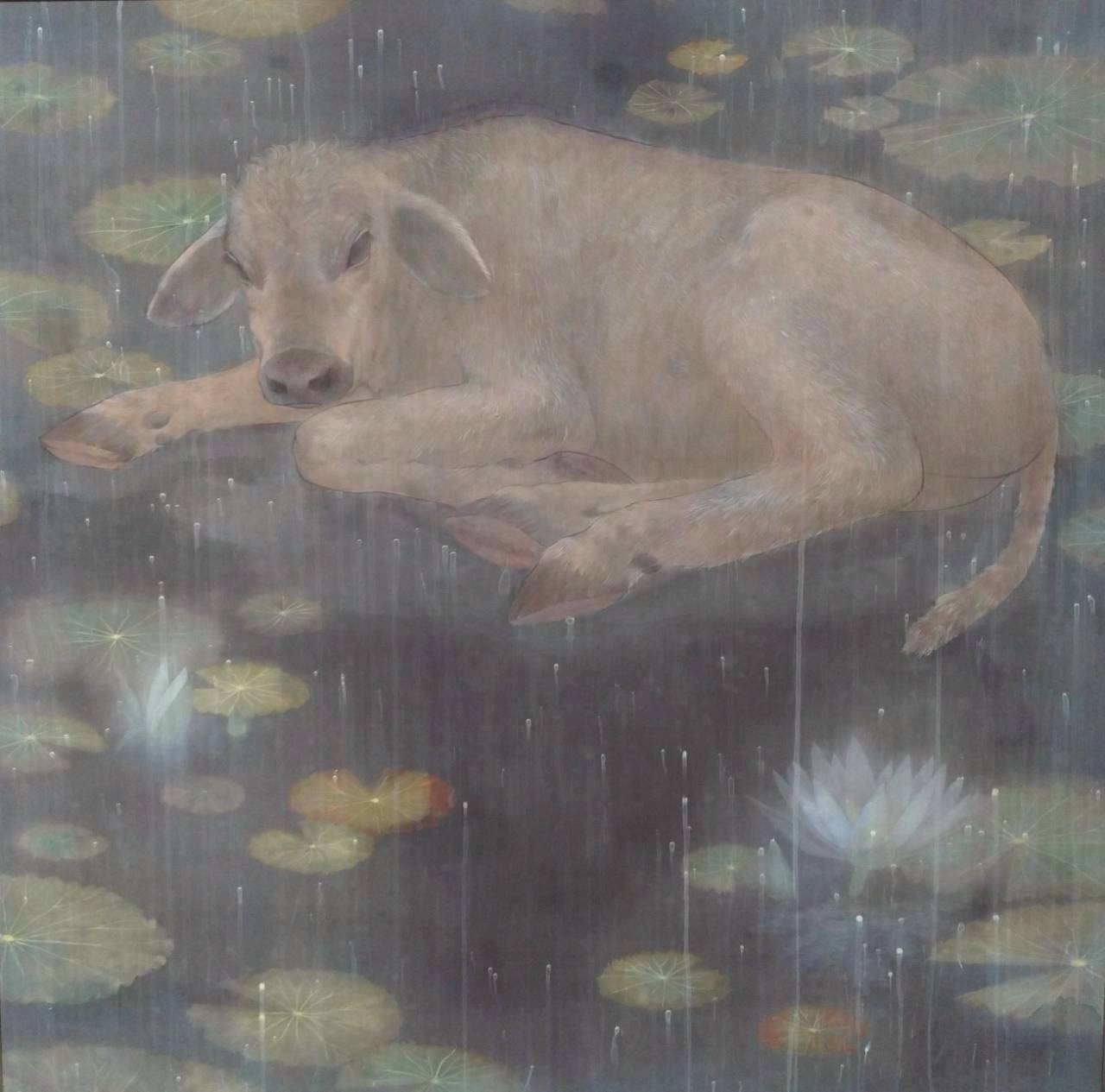 beautiful life、日本画、絹本・墨・岩絵の具、雨の睡蓮池に伏せる仔牛