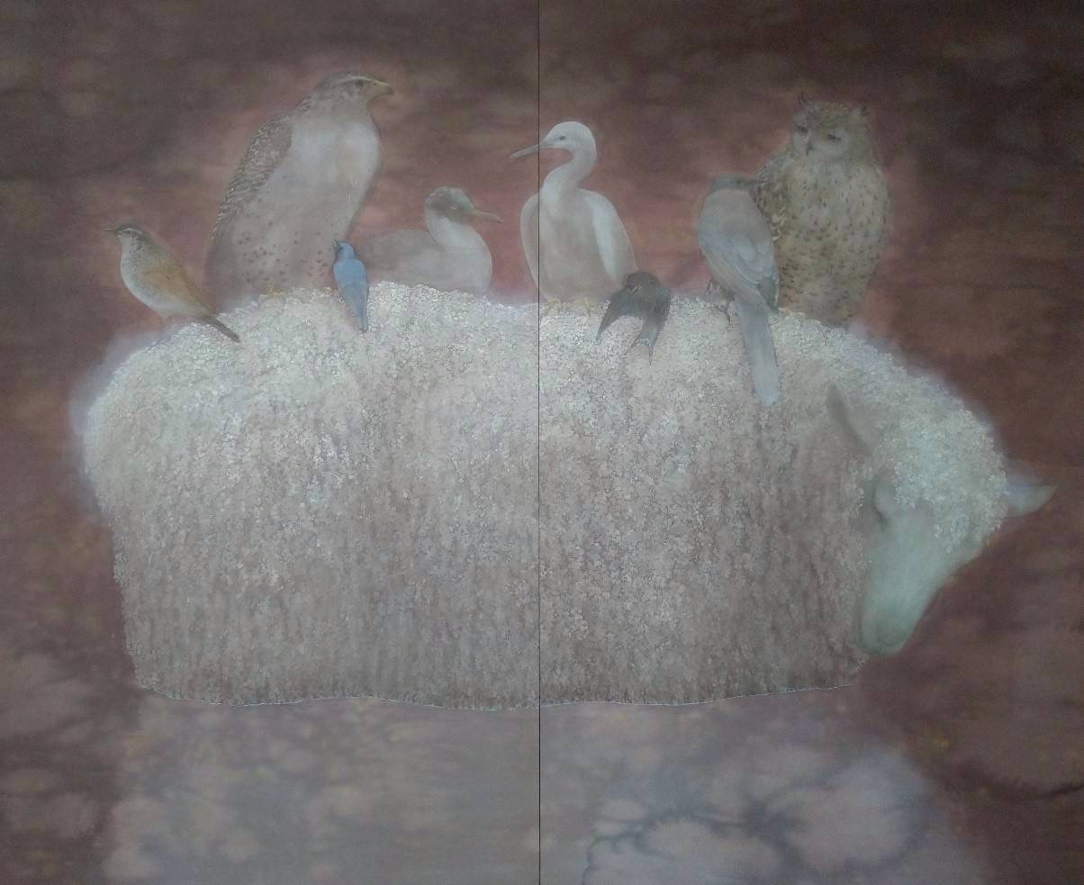 the island、日本画、絹本・墨・岩絵の具、羊の背にとまる梟や鷺などの鳥たち