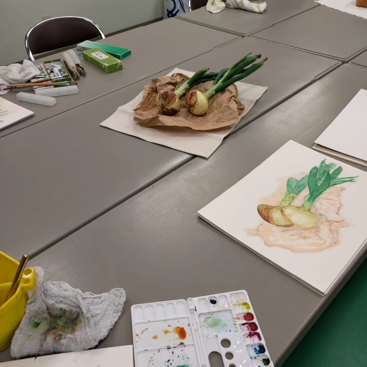 遊心水彩画教室

先週のモチーフは、葉つき玉葱とイチゴ、それと生徒さんに持ってきていただいた水仙や椿のお花でした。
その前はちょうど節分の日だったので、鬼のお面と豆もモチーフに描きました。
できるだけその時期にしかないような、季節感のあるものをモチーフにしようと心がけています。
