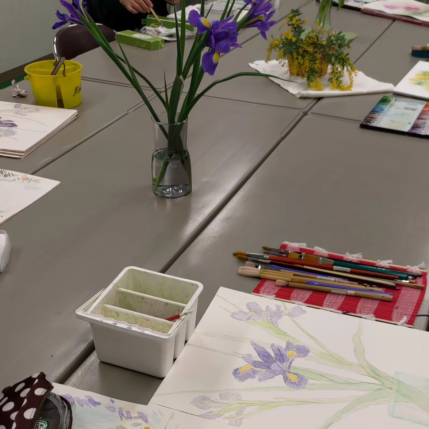 遊心水彩画教室

2月後半のモチーフは、アイリスとチューリップとミモザでした。花屋さんに売っている花は季節を先取りしていますが、年々早くなっている気がします。

3月は自由モチーフです。生徒の皆さんには、写真かモチーフを持ってきて描いていただきます。どんな写真が来るのか楽しみです。
